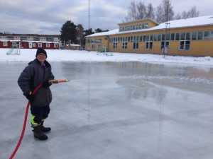 Saltås elever spolar Järna Sportklubbs isbana!