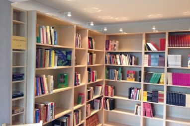 Elevbiblioteket har öppnat