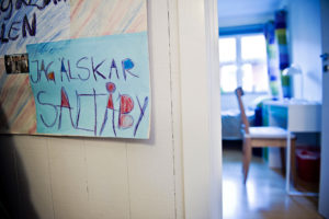 Lapp på anslagstavla med texten "Jag älskar Saltå by" på Saltå Bys ungdomsboende med tillstånd enligt LSS.
