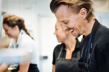 Stjärnkocken Paul Svensson sprider matglädje på Saltå By