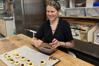 Vi hälsar på hos Satya som gör APL på Skäve kafé
